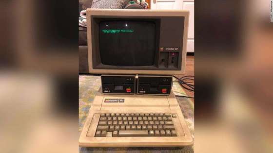 존 파프 교수가 부모님의 집 다락방에서 찾은 30년 넘은 애플 컴퓨터 © 존 파프 트위터