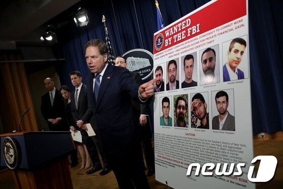 제프리 버만 뉴욕주 남부법원 연방검사가 이란 해커 9명에 대한 수사 결과를 발표하고 있다. © AFP=뉴스1