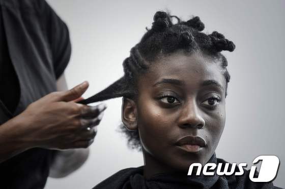 반투 매듭머리를 하고 있는 한 흑인 © AFP=뉴스1
