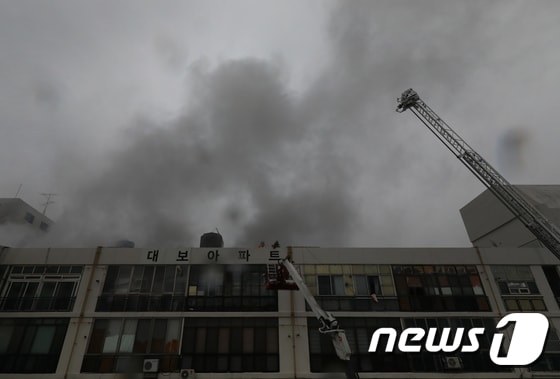 19일 오전 불이 난 대구 중구 포정동 주상복합 건물에서 검은 연기가 하늘로 피어오르고 있다. 2019.2.19/뉴스1 © News1 공정식 기자
