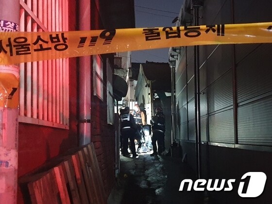 19일 오후 6시1분쯤 서울 영등포구의 한 주택에서 원인을 알 수 없는 불이 나 50대 거주자 1명이 사망했다. 2019.2.19 © 뉴스1 이우연 기자