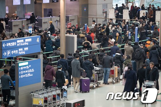 설 연휴가 시작된 지난해 2월 2일 인천국제공항 제1여객터미널 출국장이 이용객들로 붐비고 있다.  © News1 유승관 기자