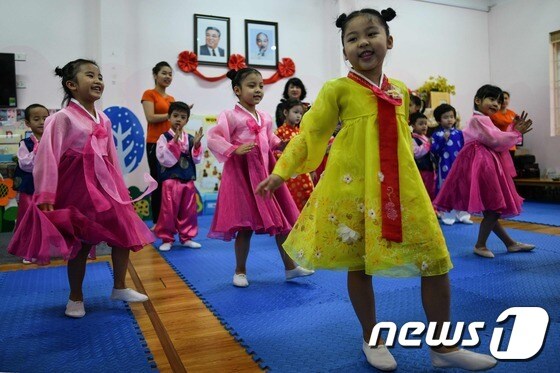 베트남 하노이에 있는 베트남-북한 우호 유치원 원생들이 북한 노래를 연습하고 있다. © AFP=뉴스1