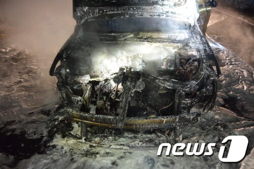 전소된 그랜저 HG차(제공=충남 당진소방서)© 뉴스1
