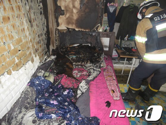 21일 오전 8시 16분쯤 인천시 서구 석남동의 한 다세대 주택 3층에서 화재가 발생했다. 소방대원이 화재조사를 하고 있다.(인천서부소방서제공)2019.2.21/뉴스1 © News1 정진욱 기자