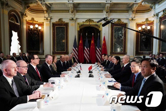 무역협상을 벌이고 있는 미중 대표들 © AFP=뉴스1 © News1 자료사진 