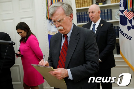 존 볼턴 미국 백악관 NSC 보좌관(가운데) © 로이터=뉴스1