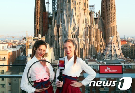 지난해 2월 스페인 바르셀로나 사그라다 파밀리아 성당 앞에서 생활한복을 입은 SK텔레콤 모델들이 'MWC19' 개막을 알리고 있다.  2019.2.24/뉴스1 © News1 허경 기자