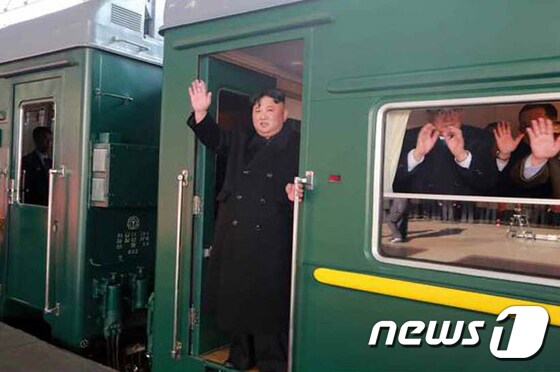 김정은 북한 국무위원장이 베트남 하노이에서 열릴 제2차 북미정상회담 참석을 위해 평양에서 출발했다고 노동신문이 24일 보도했다. (노동신문) 2019.2.24/뉴스1