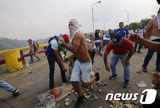 베네수엘라 국경지역에서 인도주의 구호물품 반입을 원하는 주민들과 국경수비대 간 충돌이 발생했다. © AFP=뉴스1