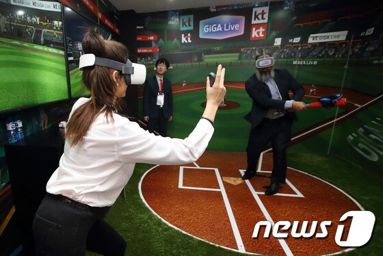 MWC2019에 마련된 KT 부스에서 참가자가 VR 야구를 체험하고 있다. © 뉴스1