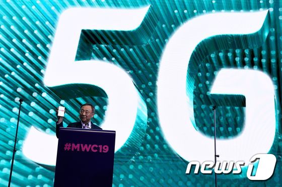 2025년 5G 이동통신 가입자가 전체의 16%에 이를 것이란 전망이 나왔다. 사진은 MWC 2019에서 기조연설하고 있는 황창규 KT 회장. © AFP=뉴스1
