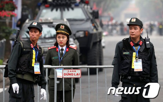 베트남 하노이 멜리아호텔 밖에 서 있는 베트남 경찰관들의 모습 © 로이터=뉴스1