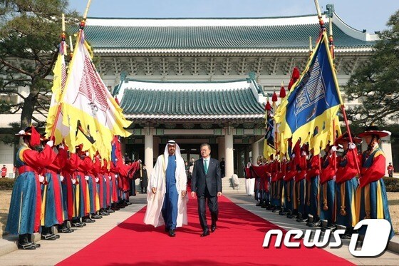 문재인 대통령과 모하메드 빈 자이드 알-나흐얀 아부다비 왕세제 겸 UAE(아랍에미리트) 통합군 부총사령관(왼쪽)이 27일 청와대에서 열린 모하메드 왕세제 방한 공식환영식에 참석했다. (청와대 제공) 2019.2.27/뉴스1