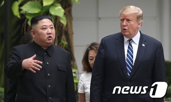 2월28일(현지시간) 도널드 트럼프 미국 대통령과 김정은 북한 국무위원장이 베트남 하노이 소피텔 레전드 메트로폴 호텔에서 단독회담을 마치고 정원에서 산책을 하며 얘기를 하고 있다. © 로이터=뉴스1 