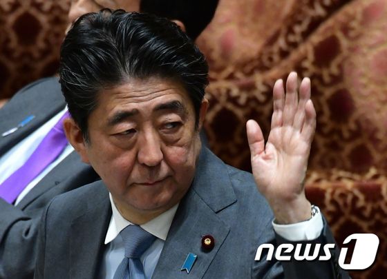 아베 신조 일본 총리가 지난달 28일 (현지시간) 도쿄 중의원 예산위원회에 참석하고 있다. 아베 총리는 이날 