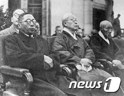 1946년 제27주년 3·1절 기념식에 참석한 김구(왼쪽)와 이승만(가운데)이 해방 이후 처음 맞이한 '3·1국경절 제27회 기념식'에서 연단에 나란히 앉아 있다. 김구는 '3·1운동'을 '3·1대혁명'이라고 불렀지만, 이승만은 1948년 제헌국회 헌법독회 과정에서 '혁명'이라는 표현에 찬성하지 않는다는 뜻을 밝혔다.(국가기록원 제공)2019.2.28/뉴스1 © News1 허단비 기자