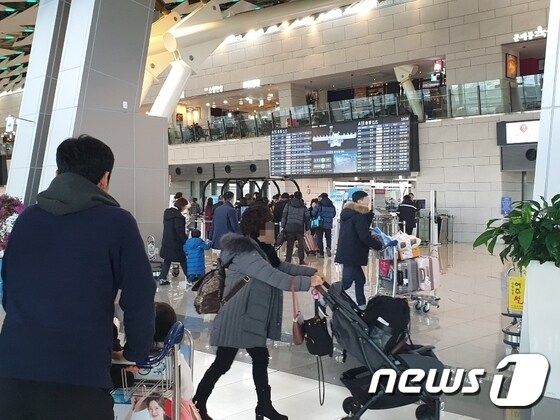 설날 당인인 5일 오전 서울김포공항에서 여행객들이 탑승수속을 위해 줄을 서고 있다. 2019.2.5/ © 뉴스1