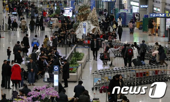 설 연휴 해외에서 보낸 여행객으로 붐비는 인천공항