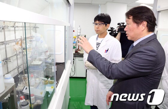 SK바이오팜을 방문한 최태원 회장 © 뉴스1