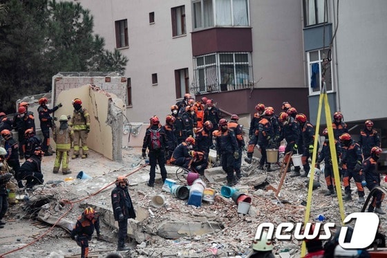 터키 이스탄불 아파트 붕괴사고 현장. © AFP=뉴스1