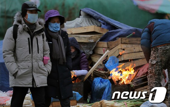 전북 전주시 도깨비시장에서 상인들은 모닥불을 피고 시민들은 두꺼운 옷과 마스크로 추위에 대처하고 있다.(뉴스1DB) © News1 문요한 기자