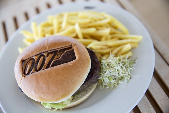 '007'이란 글씨가 새겨진 햄버거