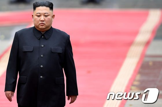 김정은 북한 국무위원장이 지난 1일 베트남 하노이 주석궁에 도착, 공식환영식에서 의장대를 사열하고 있다. 2019.3.15 © AFP=뉴스1