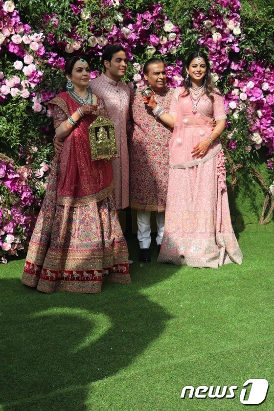 무케시 암바니 인도 릴라이언스 인더스트리 회장의 장남 아카시 암바니(왼쪽에서 두 번째)와  신부 슐로카 메타(맨 오른쪽). (NDTV). © 뉴스1