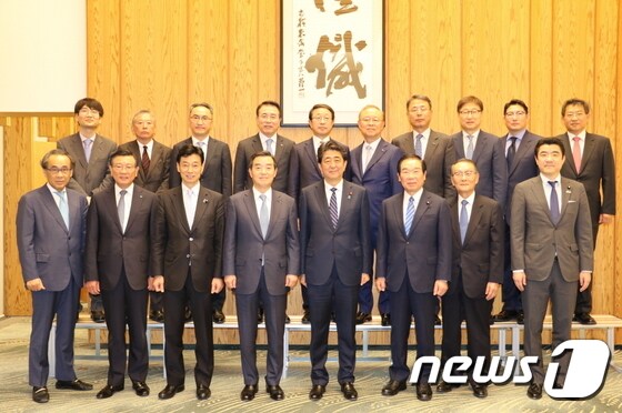 지난해 5월 일본 도쿄에서 열린 제50회 한일경제인회의에서 아베 일본 총리를 비롯한 참석자들이 기념촬영을 하고 있다. <자료사진> © 뉴스1