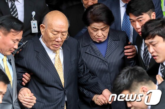 전두환 전 대통령(왼쪽)과 부인 이순자 씨. 2019.3.11/뉴스1 © News1 황희규 기자