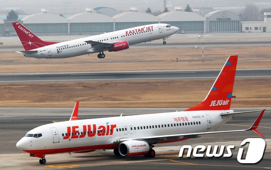보잉 737 MAX(맥스) 8 기종의 추락 사고가 발생하면서 국내 소비자들의 불안이 확산되고 있다. 항공업계에 따르면 현재 보잉 737 MAX 8 기종을 도입해 운용 중인 항공사는 이스타항공이다. 이스타항공은 해당 기종 2대를 김포~제주 등 국내선과 일본·동남아·싱가포르 등 국제선에 투입해  운용하다 최근 운항을 중단했다. 사진은 12일 오후 서울 강서구 김포공항 활주로에서 이스타항공 여객기가 이륙하고 있다. 2019.3.12/뉴스1 © News1 이재명 기자