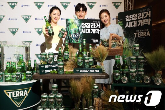 지난 13일 오전 서울 중구 웨스틴조선호텔에서 열린 하이트진로 맥주 신제품 출시 행사에서 모델들이 청정라거 '테라'를 선보이고 있다.  © News1 이광호 기자