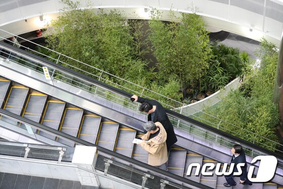 공공미술 프로젝트 사례인 서울 녹사평역 지하예술정원 © News1 DB
