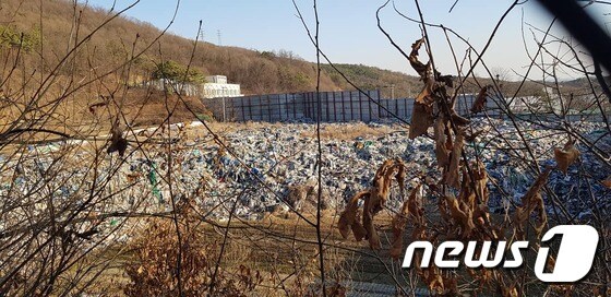 파주시 조리읍의 한 불법 쓰레기 야적장 모습. 주위는 높은 펜스와 철조망으로 둘러쌓여 있어 외부인들이 발견하기 쉽지 않다. © 뉴스1