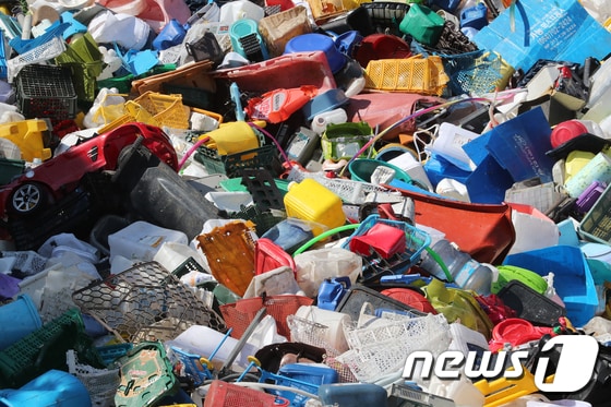  쌓여있는 플라스틱 폐기물(뉴스1DB) © News1