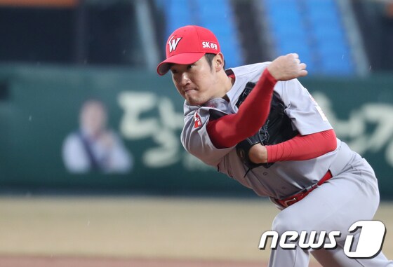 SK 와이번스 박종훈의 역동적인 투구 장면. /뉴스1 © News1 주기철 기자