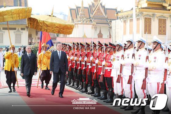 캄보디아를 국빈방문 중인 문재인 대통령이 노로돔 시하모니 국왕과 함께 15일 오전(현지시간) 프놈펜 왕궁에서 의장대를 사열하고 있다. (청와대 페이스북) 2019.3.15/뉴스1
