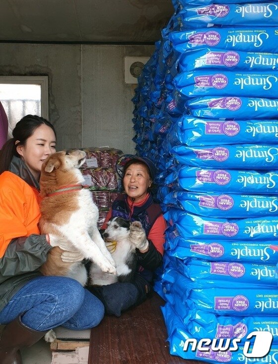 제주도 '행복이네집'으로 사료 1.4톤이 후원됐다. (사진 왼쪽 봉사자 김가은씨, 오른쪽 고길자씨) © 뉴스1 김연수 기자