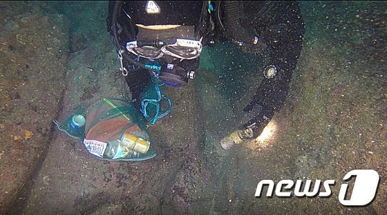 14일 서귀포시 보목동 섶섬 인근 해상에서 한 다이버가 바위틈에 있는 캔 쓰레기를 줍고 있다. 2019.03.17/뉴스1 © 뉴스1