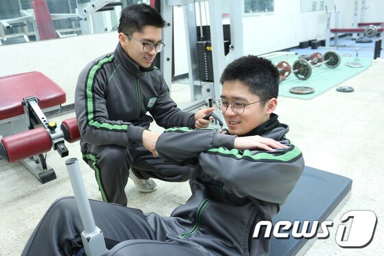 조현우(오른쪽) 병장, 조현수 상병 형제가 윗몸일으키기를 하고 있다. (육군본부 제공)2019.3.17/뉴스1