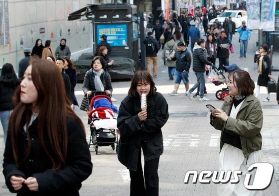 서울 중구 명동 거리에서 가벼운 옷차림의 관광객들이 걸어가고 있다. 2019.3.17/뉴스1 © News1 안은나 기자
