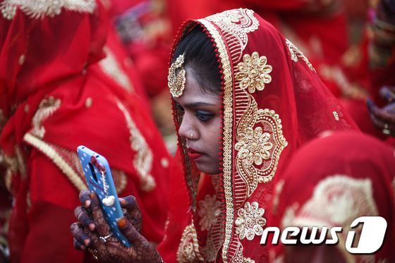 인도의 한 여성이 휴대폰 삼매경에 빠져 있다. © AFP=뉴스1