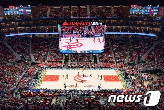 삼성전자가 작년에 미국 프로 농구(NBA)팀 '애틀랜타 호크스(Atlanta Hawks)'의 홈경기장인 '스테이트 팜 아레나(State Farm Arena)'에 스마트 LED 사이니지를 활용해 초대형 스크린을 설치했다.(삼성전자 제공)© 뉴스1