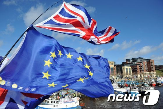 영국 국기와 유럽연합(EU)기가 같이 휘날리고 있다. © AFP=뉴스1