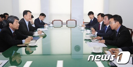 경남도청 찾은 이동걸(사진 왼쪽 첫번째)산업은행 회장.(경남도제공)© 뉴스1