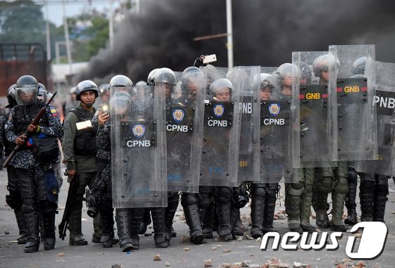 베네수엘라-콜롬비아 국경에 배치된 베네수엘라 경찰들. © AFP=뉴스1