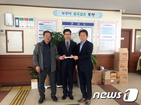 속옷 전문 기업인 ㈜코튼클럽의 김보선 대표(오른쪽)가 고향인 전북 정읍시 북면사무소(면장 설재근·가운데)를 방문해 지역발전을 위한 성금을 전달했다. © 뉴스1