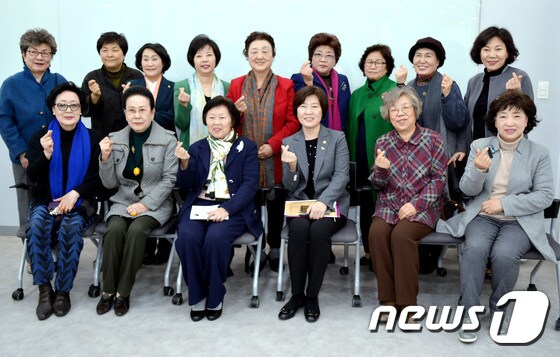 여성단체 대표들과 기념촬영하는 김희경 차관