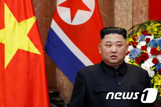 김정은 북한 국무위원장이 1일(현지시간) 베트남 하노이 주석궁 정상회담장에 들어서고 있다. © 로이터=뉴스1